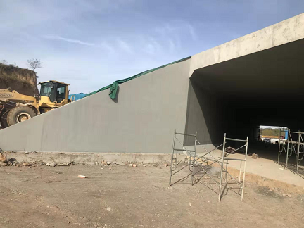 某隧道混凝土表面涂刷卓能达混凝土防碳化涂料前后